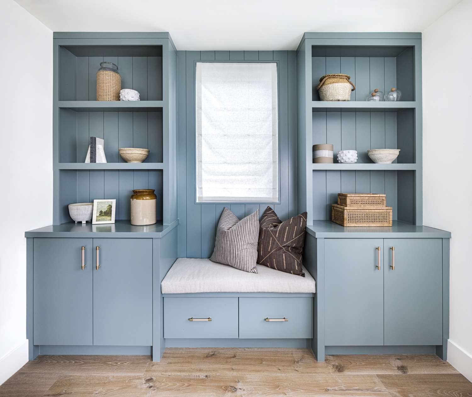 μπλε mudroom με αξεσουάρ παράκτιου αγροκτήματος 