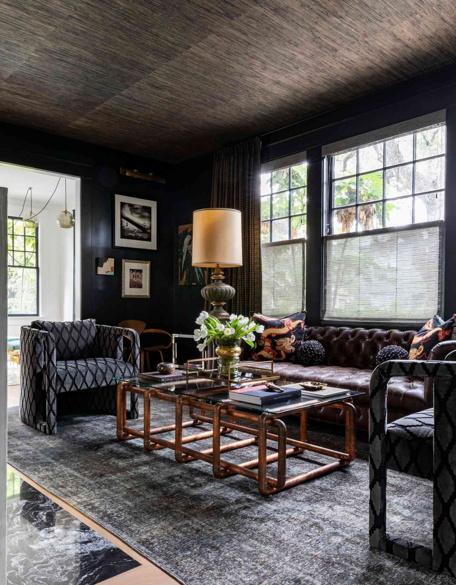 καφέ καναπές chesterfield