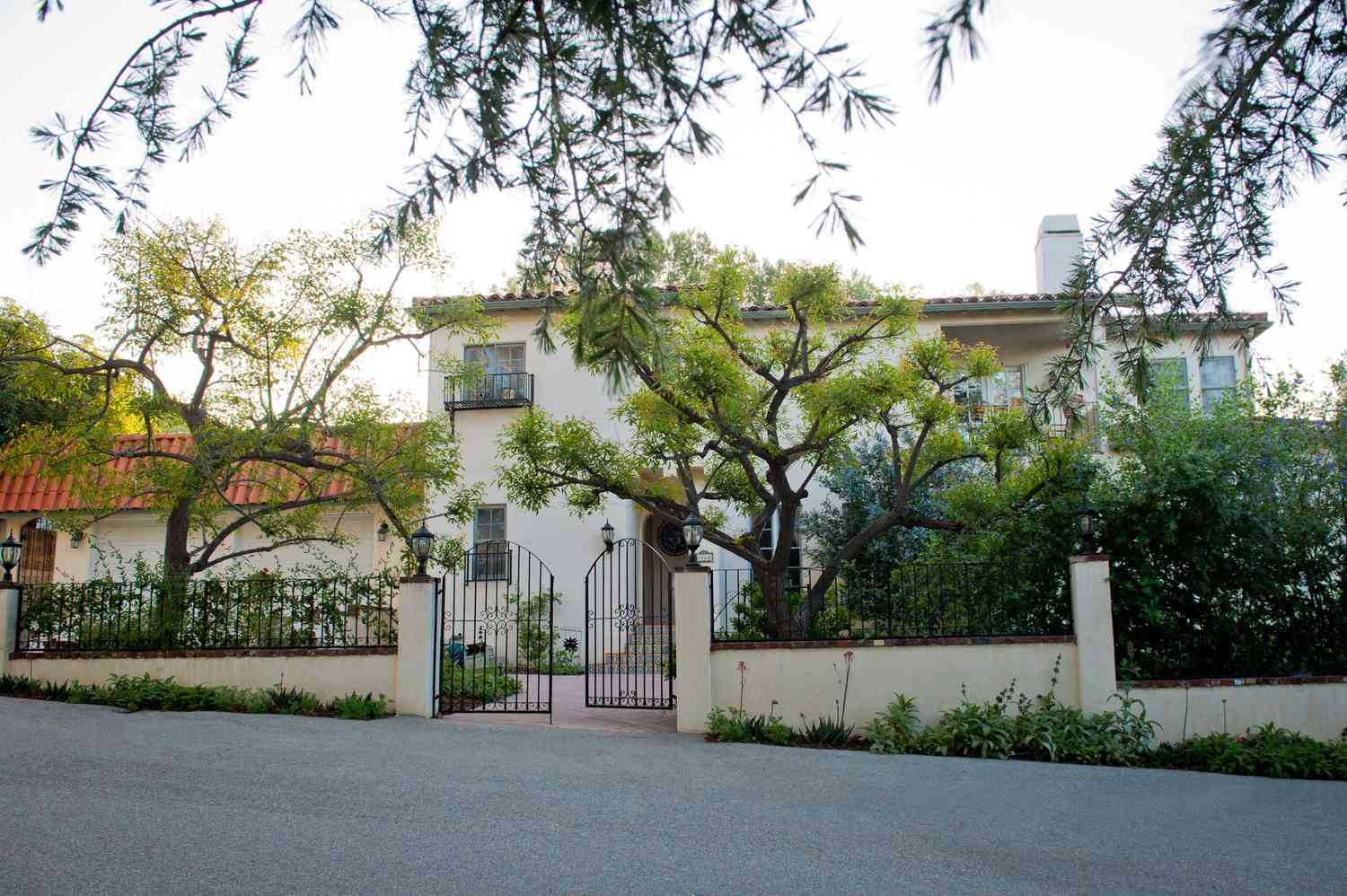 εξωτερικό πλάνο Stucco ισπανικό αποικιακό σπίτι