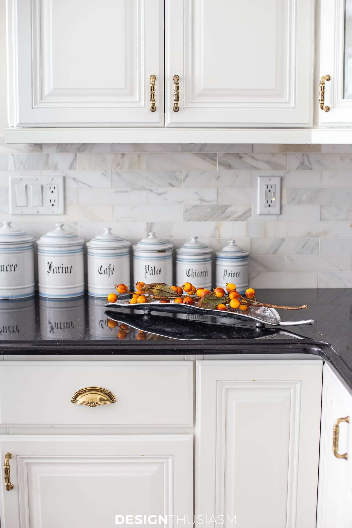 countertops γρανίτη και μαρμάρινο backsplash
