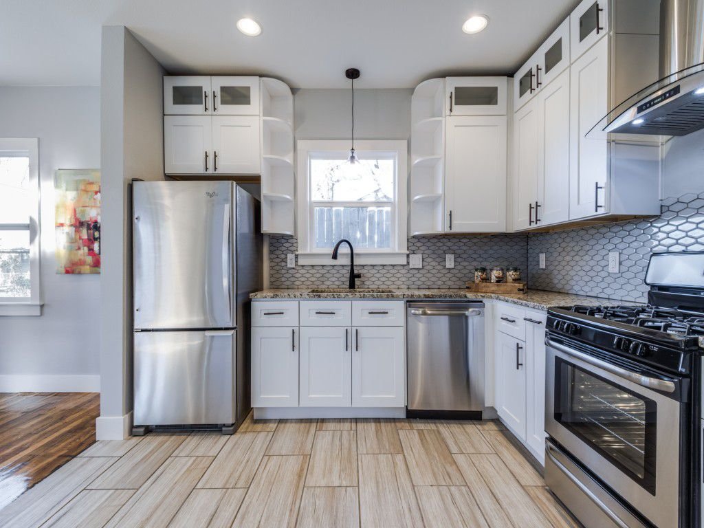γρανίτης με κυματιστή backsplash