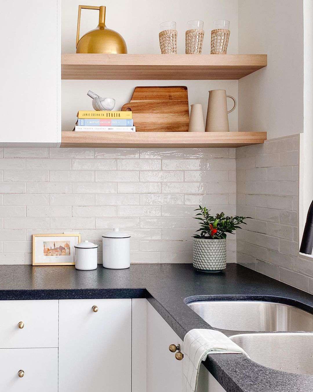 απλό λευκό backsplash