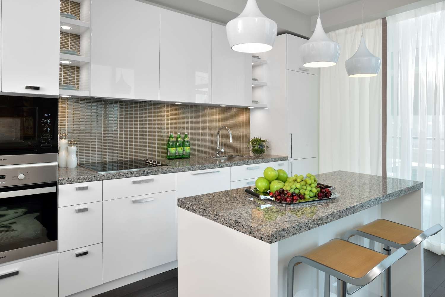 πάγκος από γρανίτη και γκρι backsplash