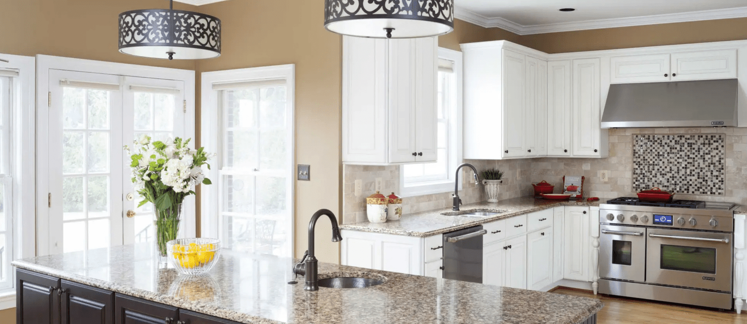 πολύχρωμη backsplash με γρανίτη