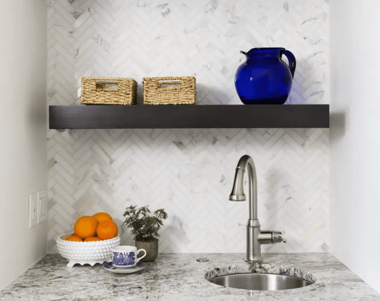 countertops από γρανίτη και backsplash ψαροκόκαλο