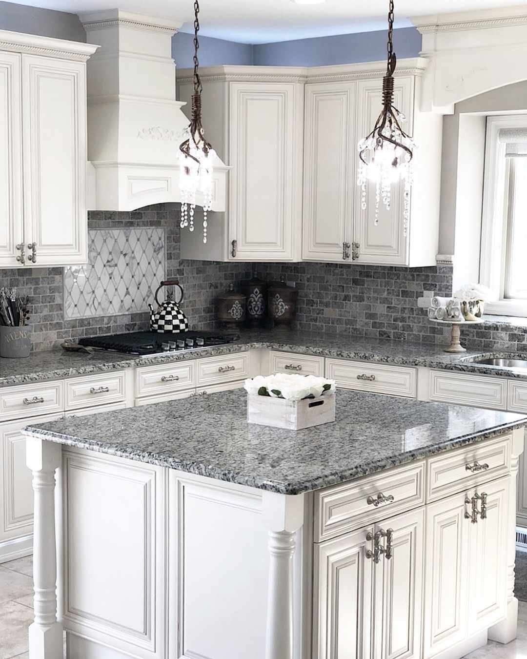 μετρητές γρανίτη και μικρό πλακάκι backsplash