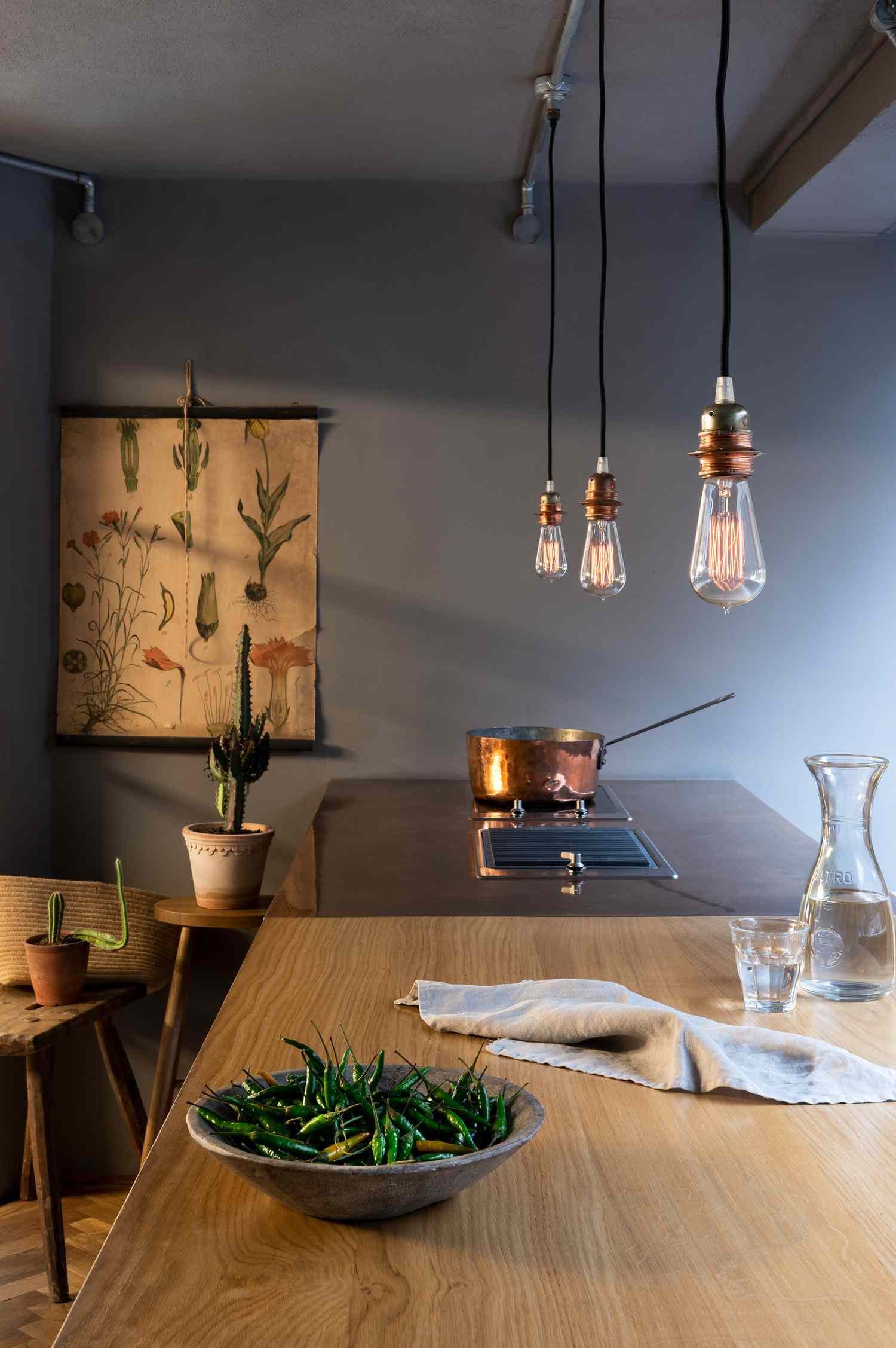 κρεμασμένη λάμπα edison πάνω από το νησί