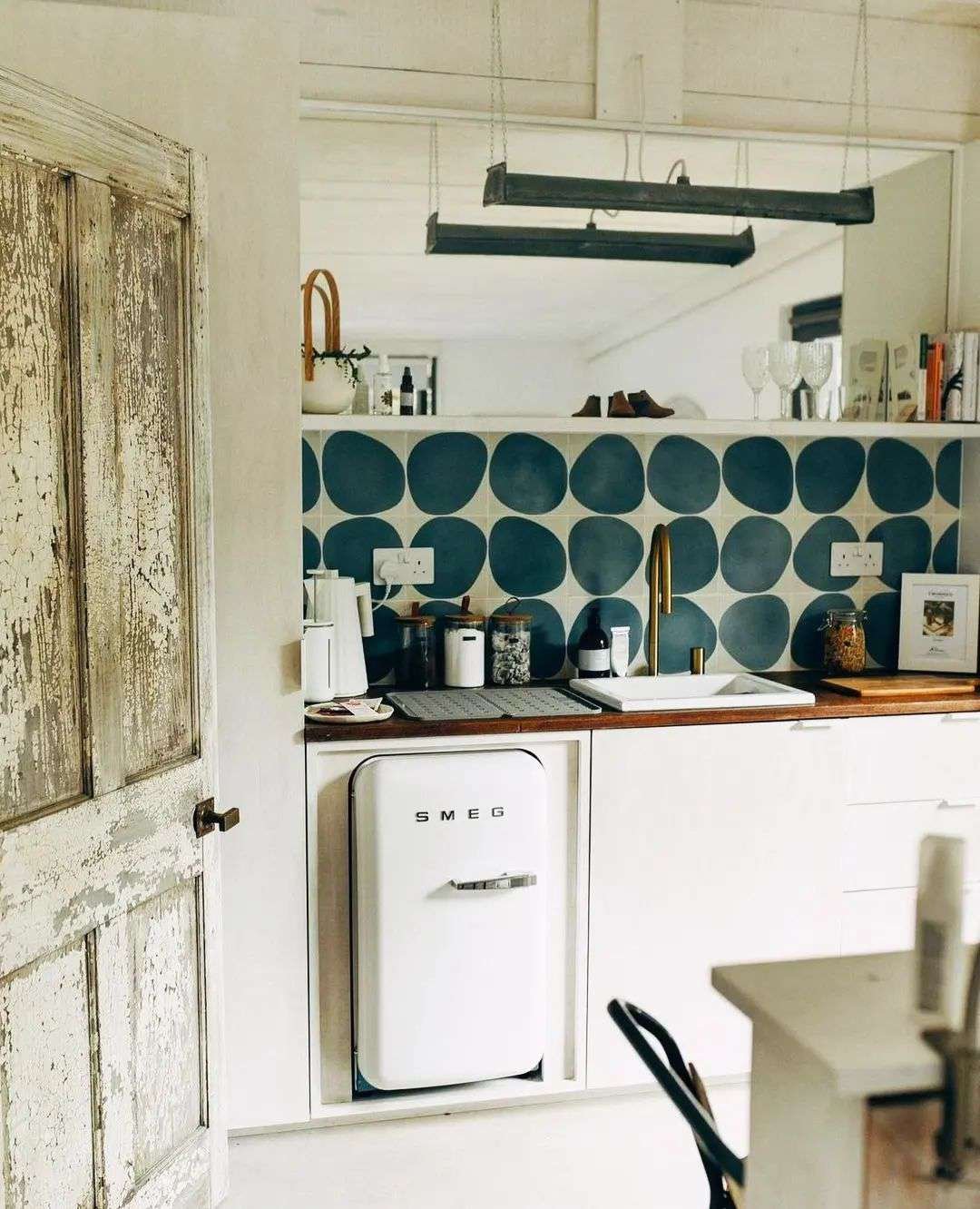 πολύχρωμο πλακάκι backsplash σε μικρή κουζίνα