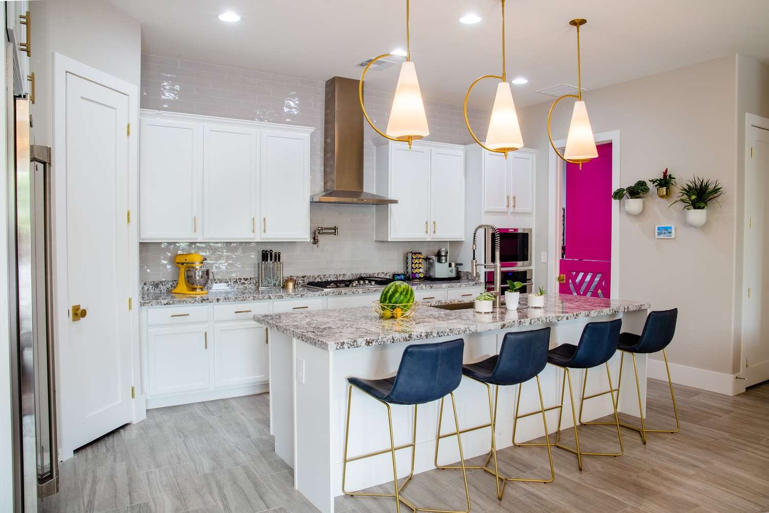 countertops γρανίτη και γυαλιστερά πλακάκια μετρό