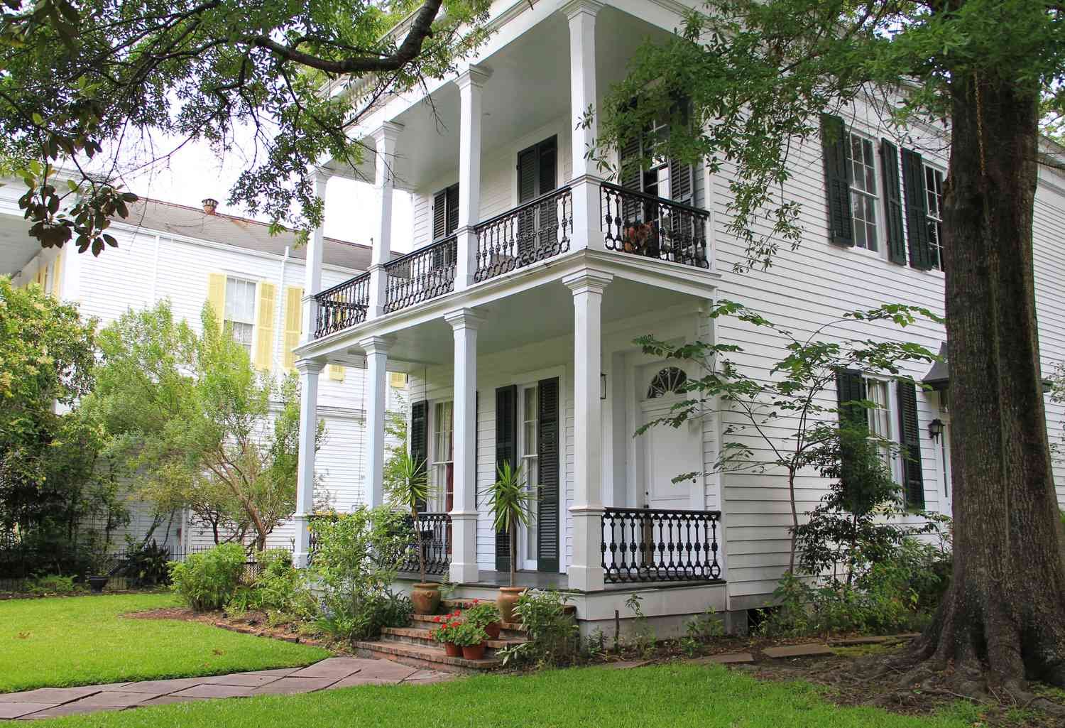 Ένα σπίτι με διπλή γκαλερί στην περιοχή Garden District της Νέας Ορλεάνης.