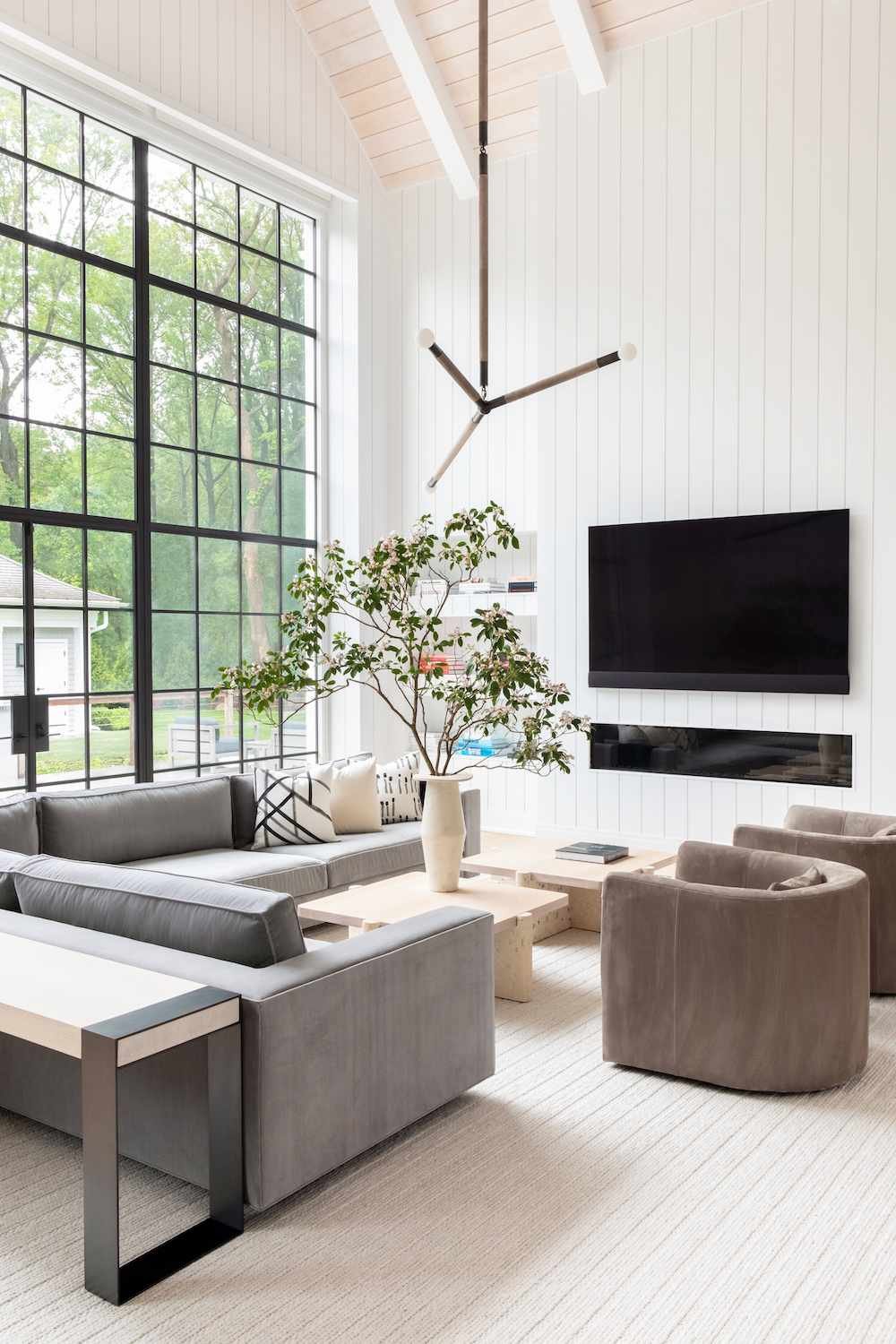 shiplap τζάκι τοίχο ψηλά ταβάνια