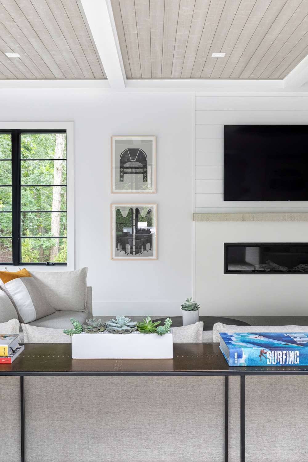 shiplap τζάκι tv room