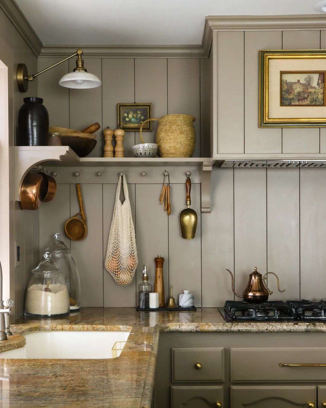 taupe shiplap τοίχους στην κουζίνα