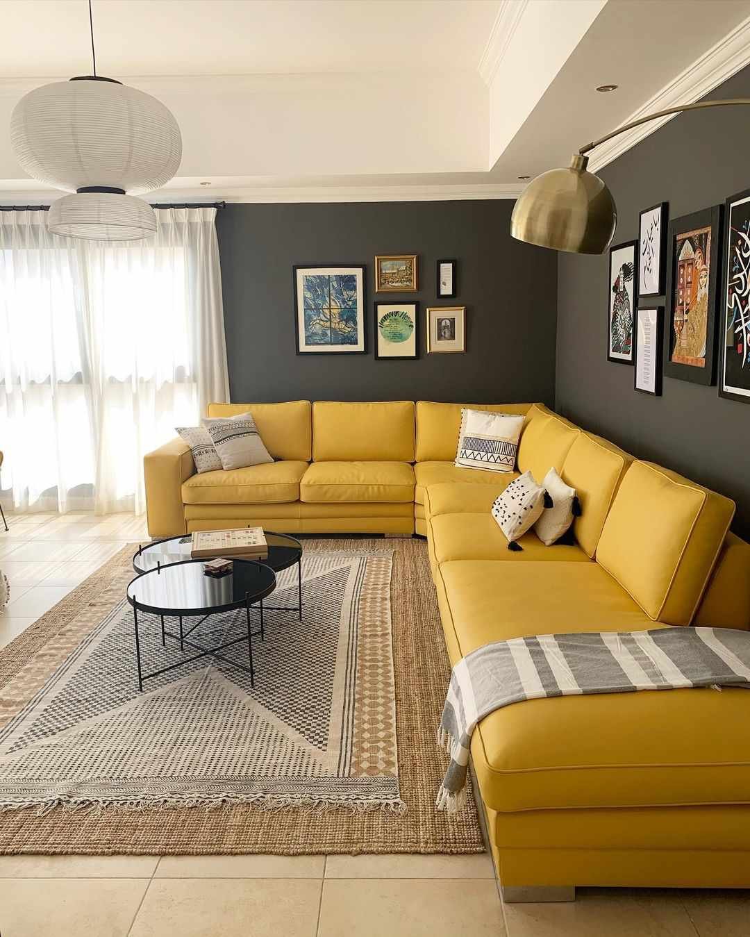 κίτρινο τμηματικό και σκούροι γκρι τοίχοι