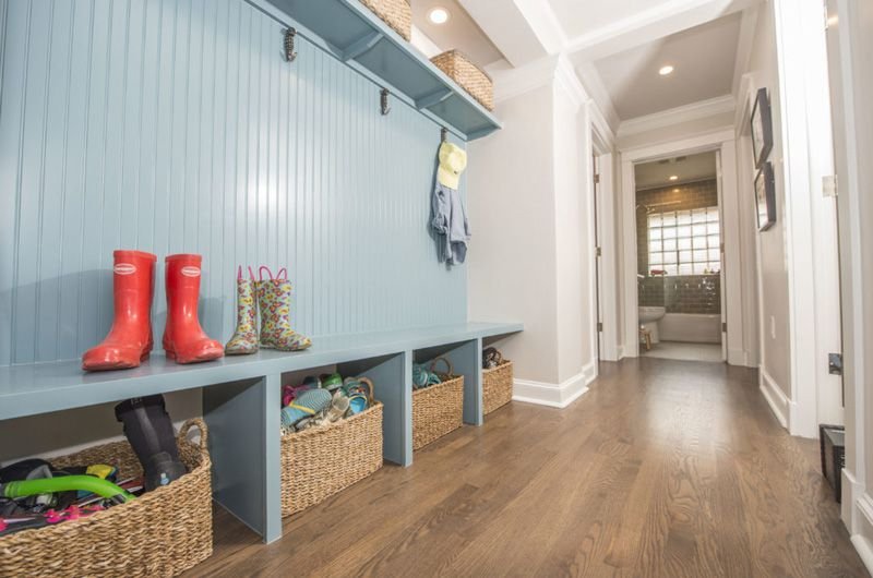 ενσωματωμένος πάγκος mudroom με μπλε beadboard