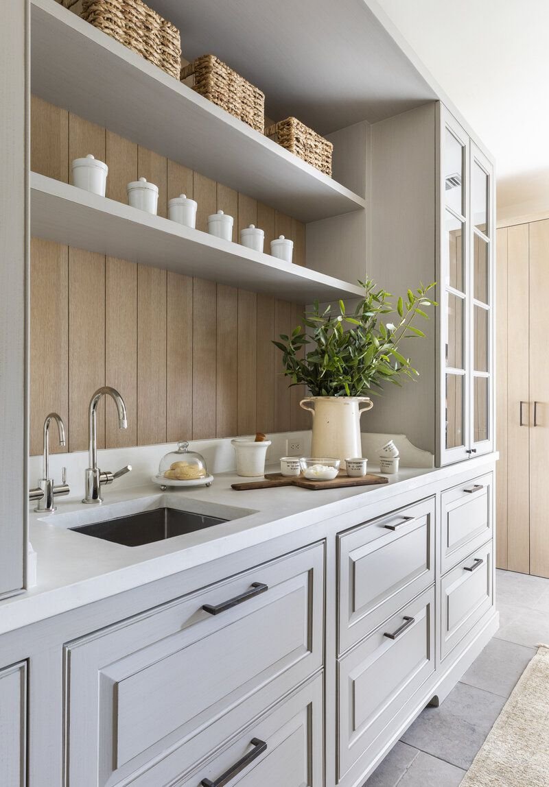 ντουλάπι του μπάτλερ shiplap backsplash