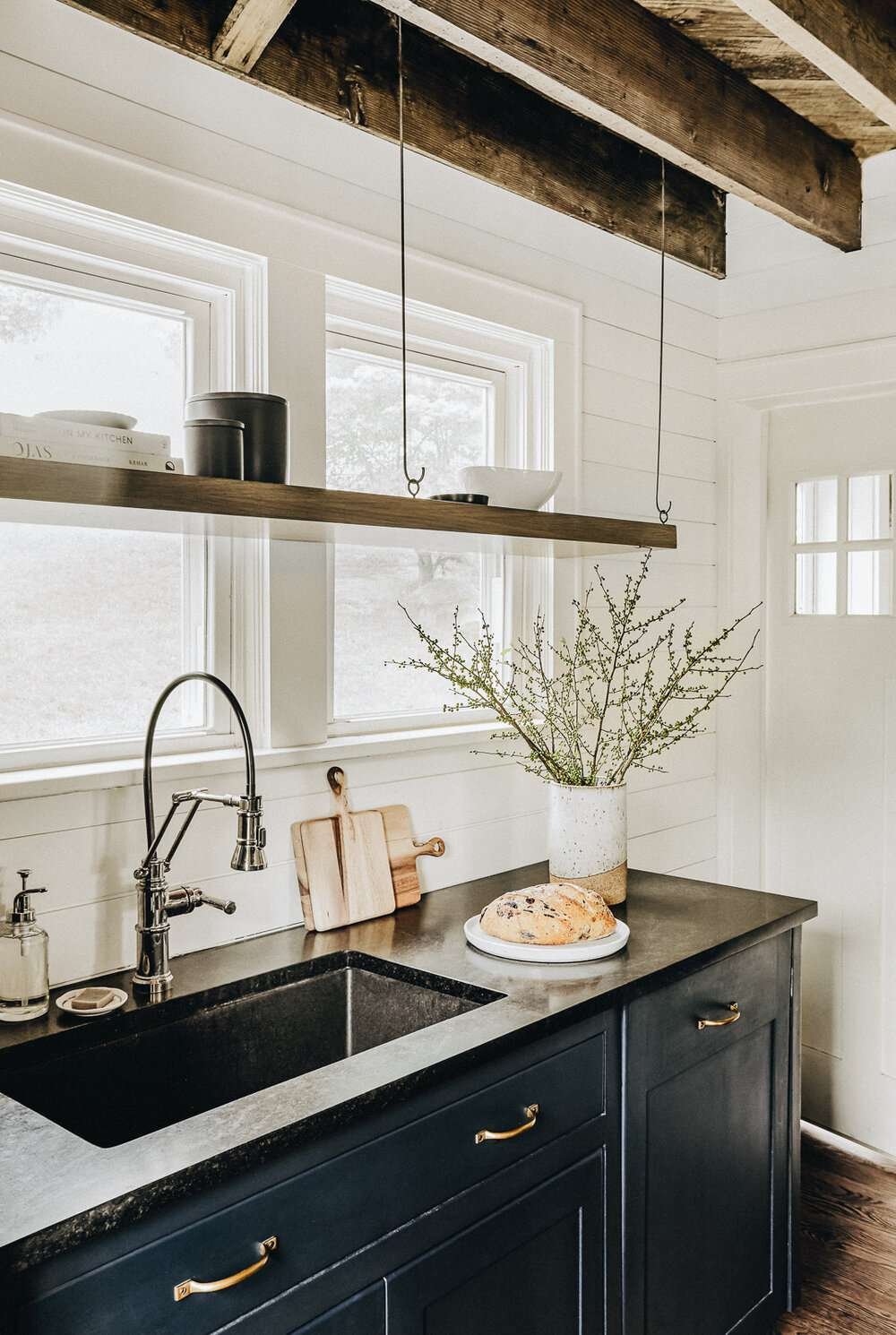 shiplap backsplash εξοχικό σπίτι κουζίνα