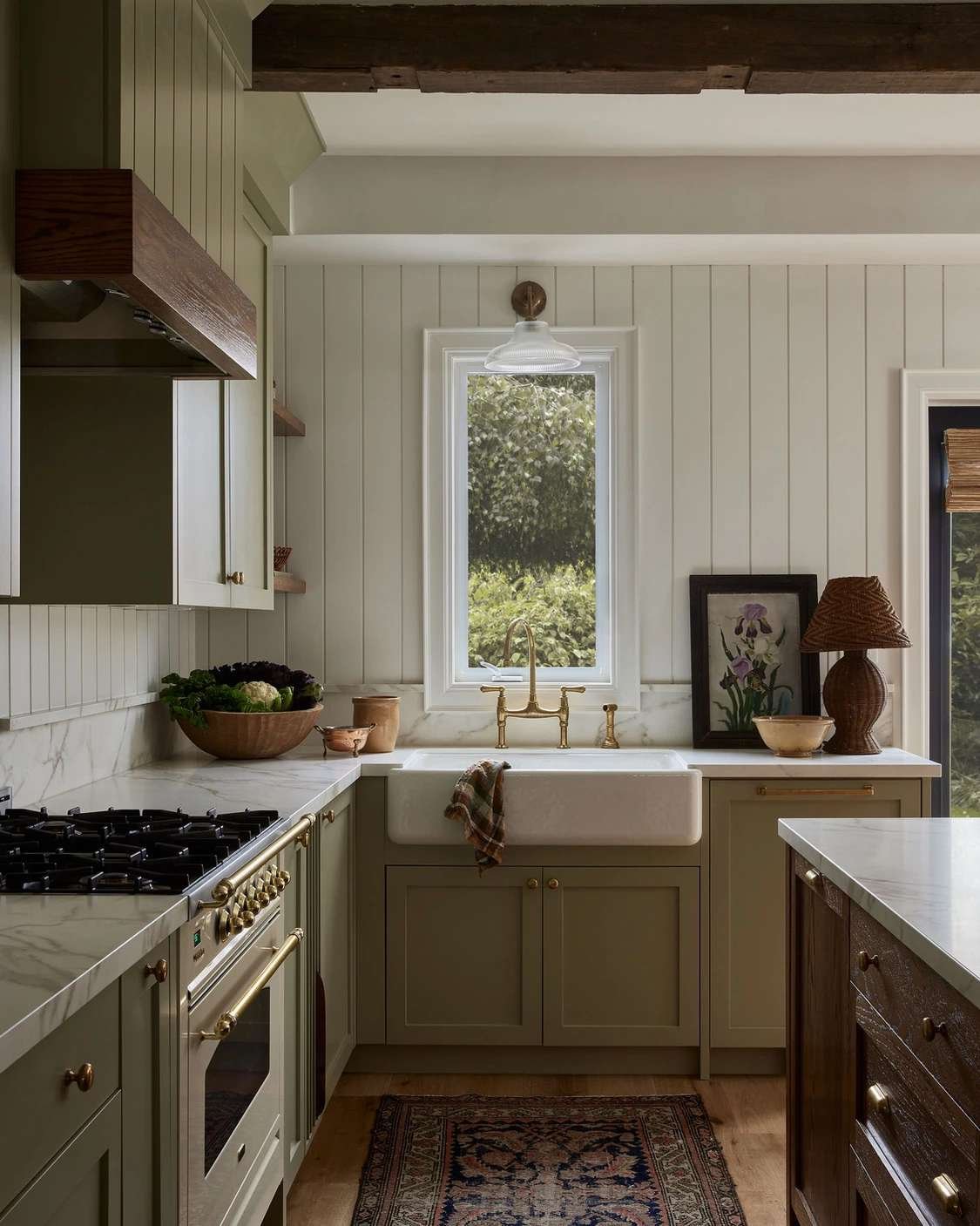 shiplap backsplash και κουκούλα κουζίνας