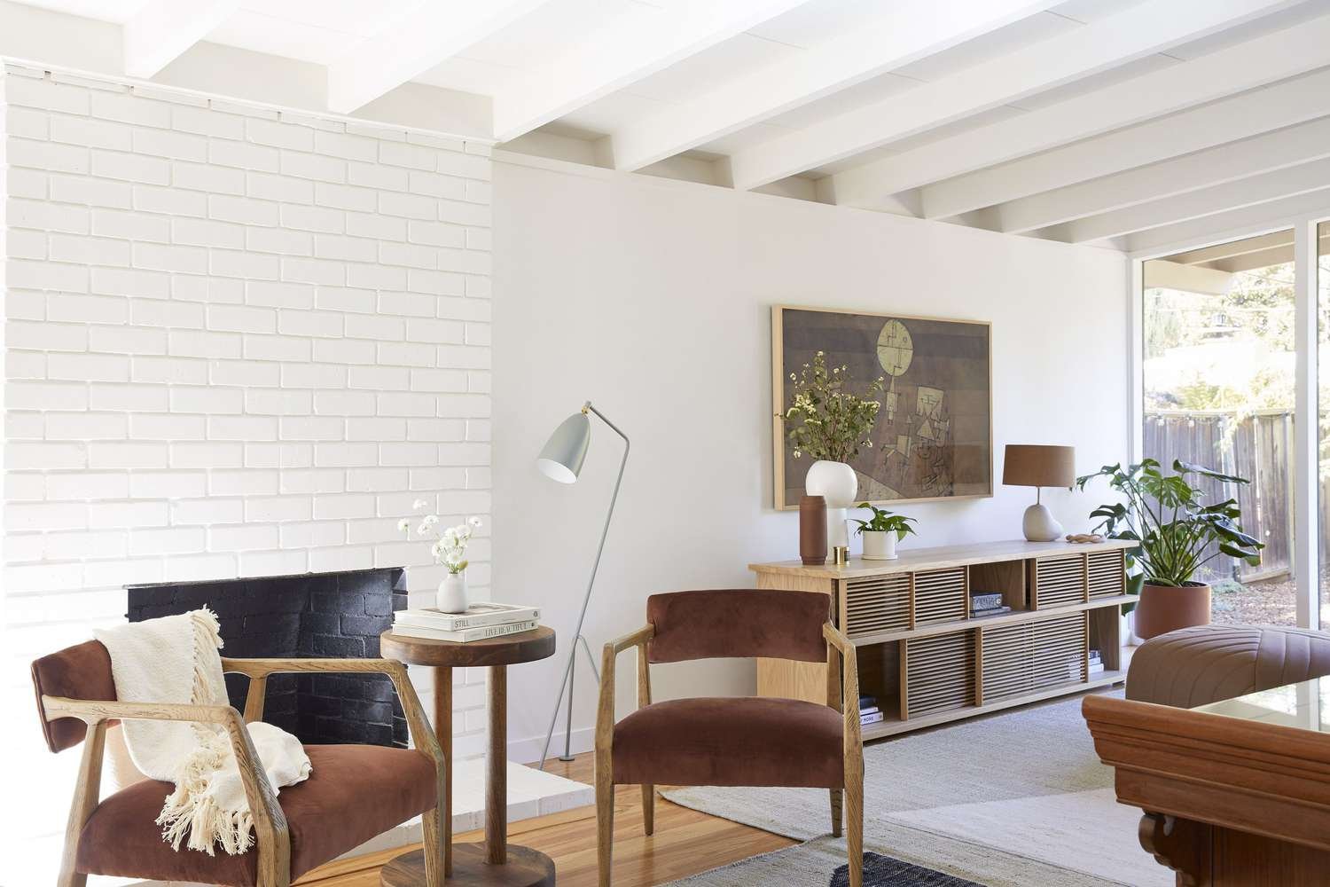 λευκό τούβλο midcentury μοντέρνο τζάκι makeover