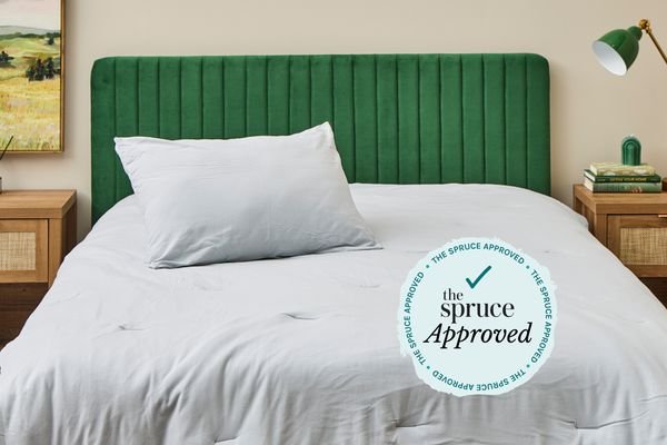 The Company Store Classic Easy-Care Jersey Knit Comforter Set φτιαγμένο σε ένα κρεβάτι