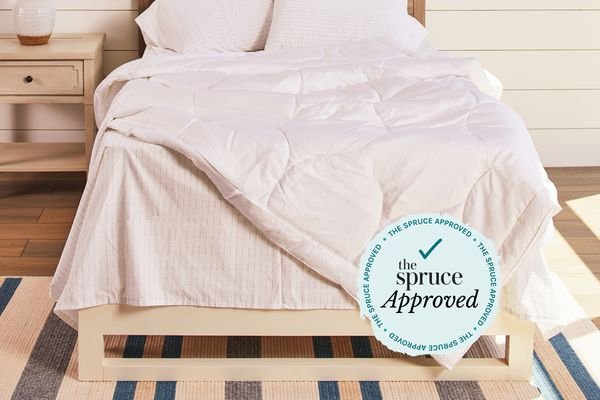 Ένα κρεβάτι φτιαγμένο με το πάπλωμα Buffy Cloud Comforter