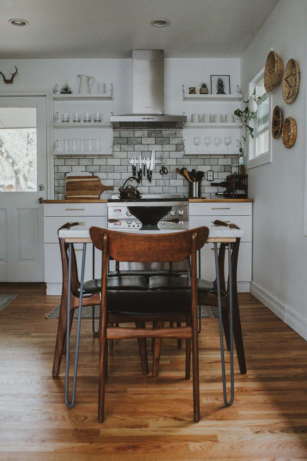 κουζίνα με λευκό πλακάκι backsplash και ρουστίκ τραπέζι κουζίνας