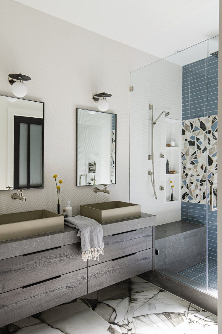 Walk-in ντους με μπλε πλακάκια και ένα ψηφιδωτό πλακάκι προφοράς