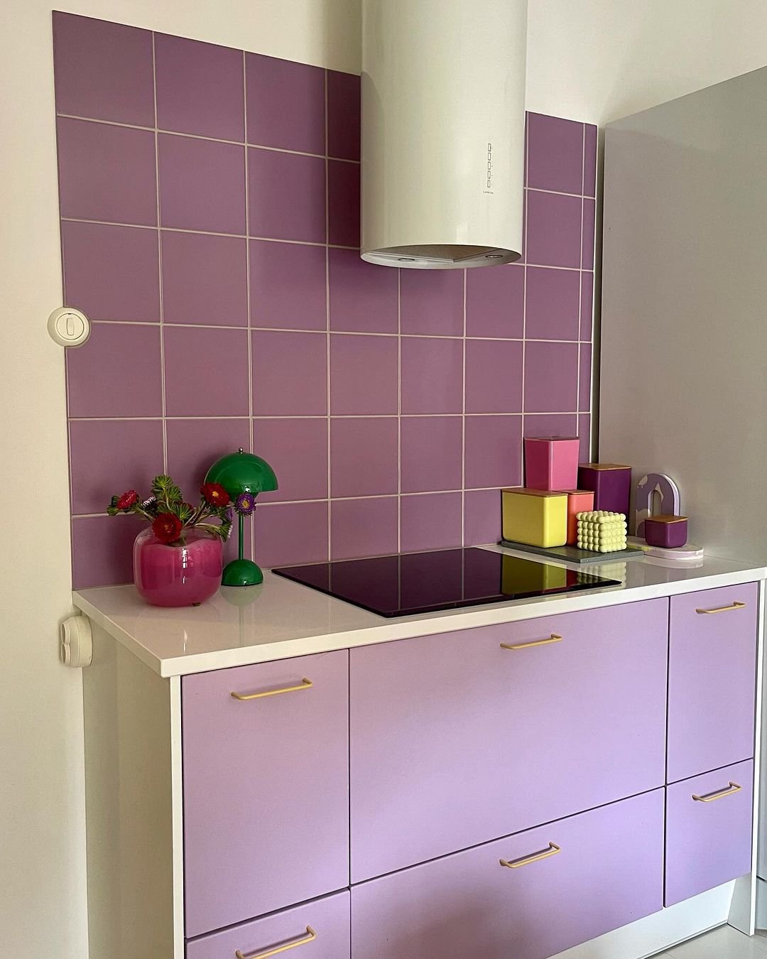 μωβ κουζίνα και πλακάκια backsplash