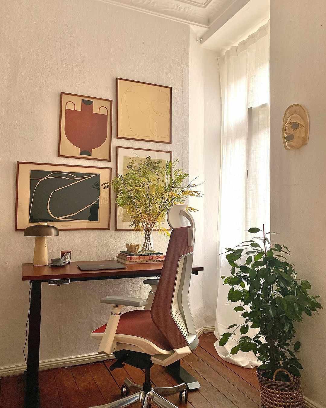 Ζεστό, άνετο γραφείο στο σπίτι με εργονομικό γραφείο και καρέκλα