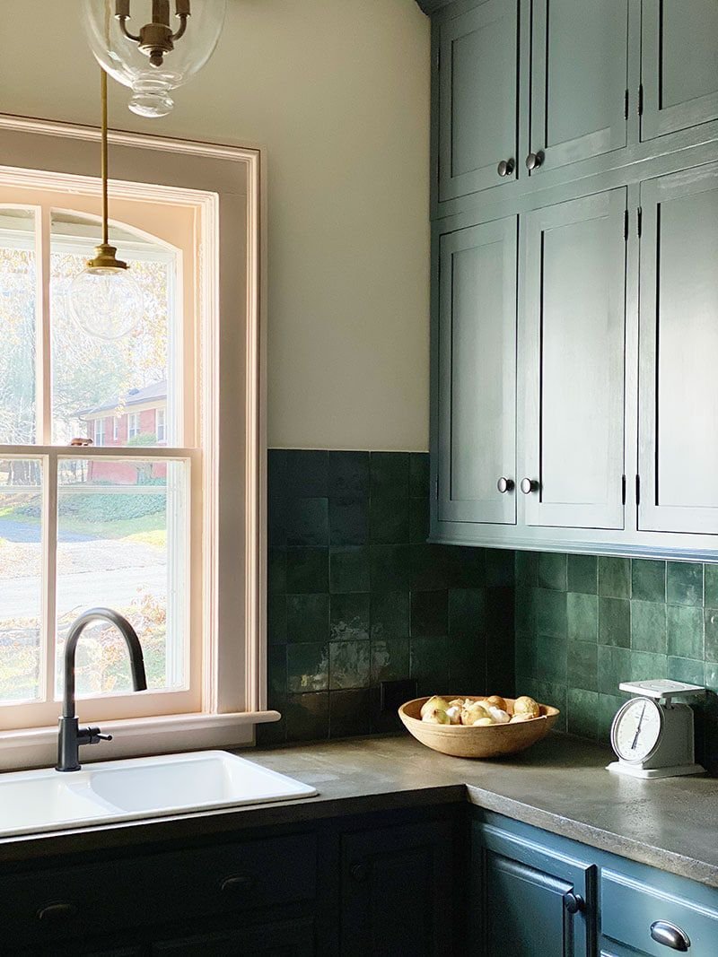 σκούρο πράσινο ντουλάπια και backsplash