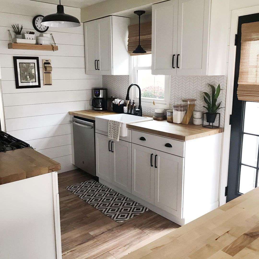galley κουζίνα με shiplap τοίχο