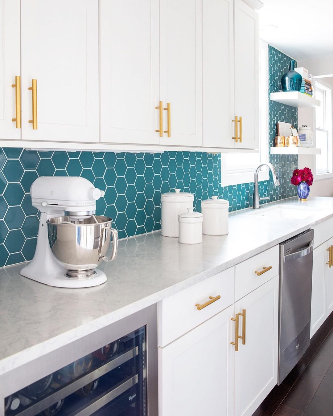 galley κουζίνα με τολμηρή backsplash