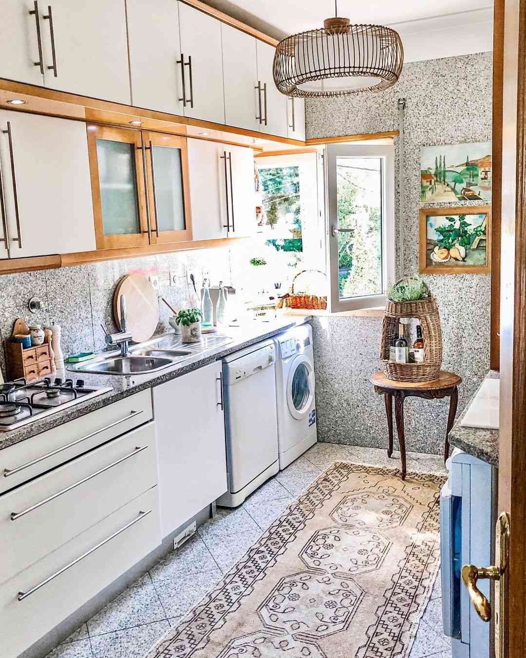 galley κουζίνα με μικρό τελικό τραπέζι