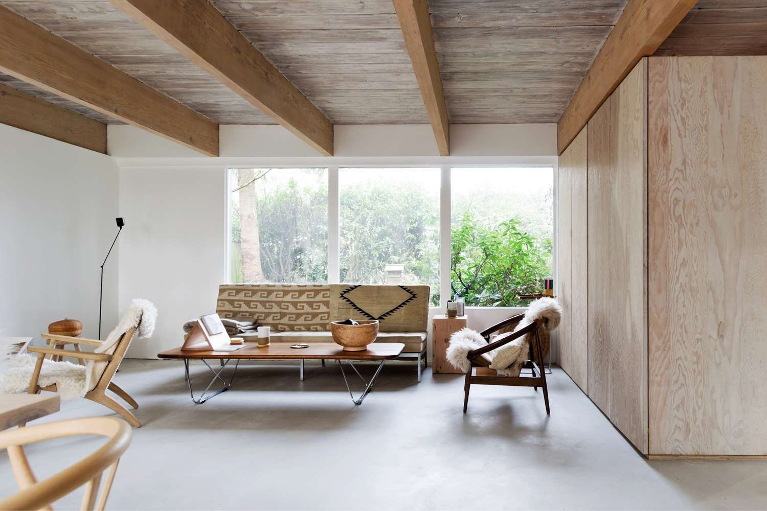 μινιμαλιστικό σύγχρονο σαλόνι midcentury