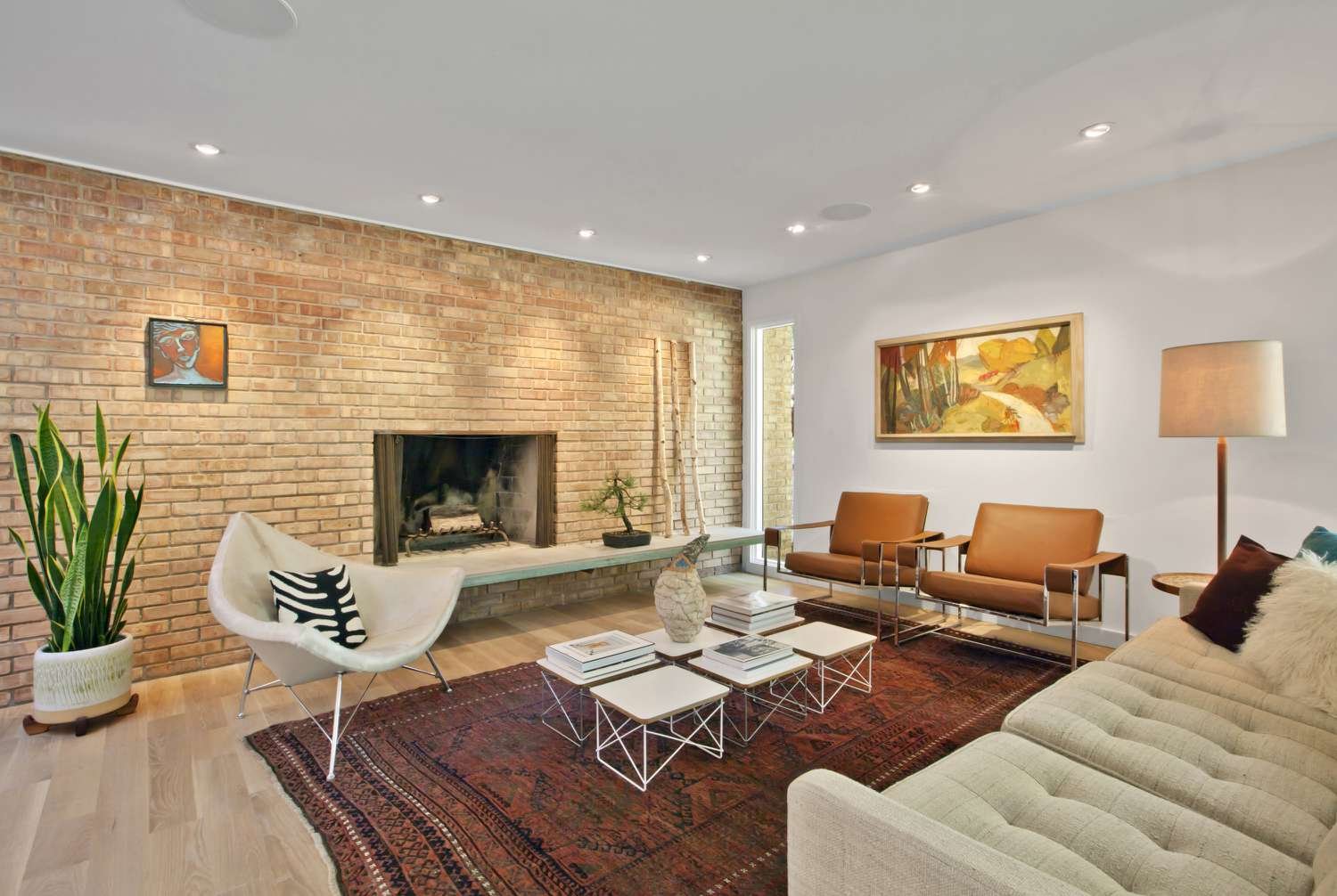 Τζάκι στο σαλόνι του Midcentury Modern