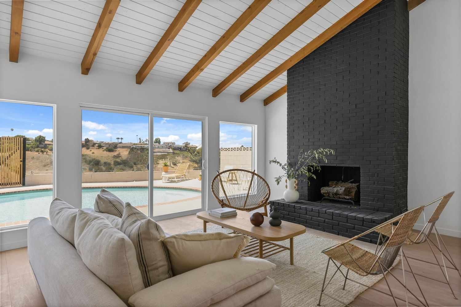 τζάκι από τούβλο στο σαλόνι του Midcentury Modern