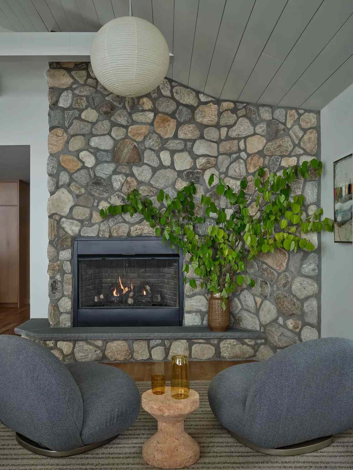 midcentury μοντέρνο σαλόνι πέτρινο τζάκι