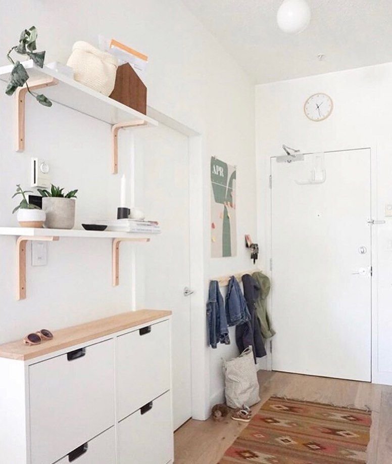 mudroom με ρολόι πάνω από την πόρτα