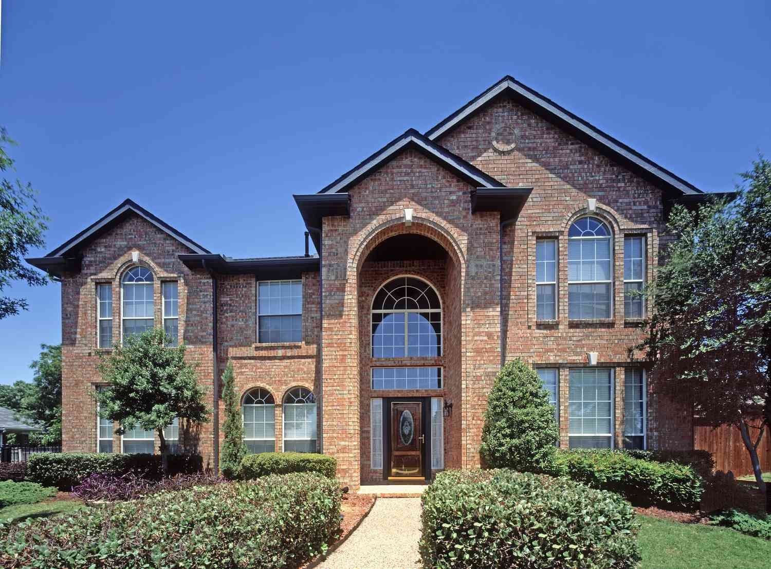 Τι είναι μια McMansion