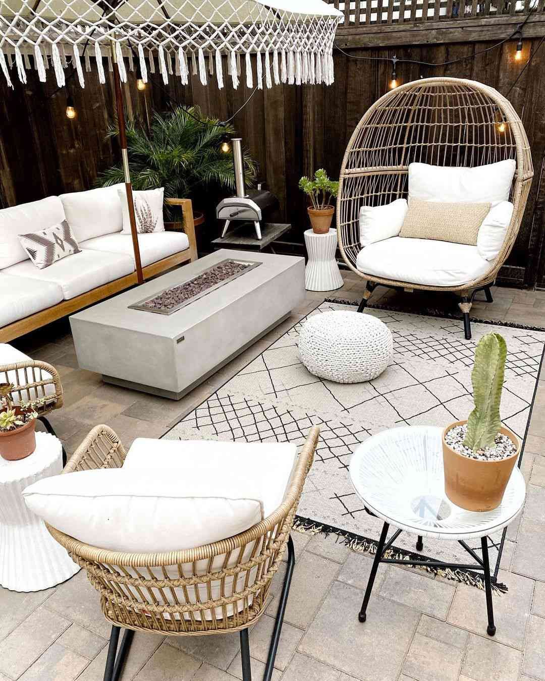 Ένα υπαίθριο δωμάτιο σε στυλ boho με ένα επιτραπέζιο τζάκι αερίου