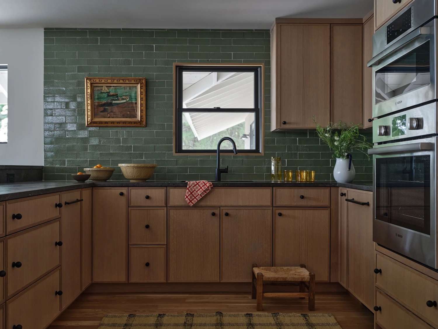σκούρο πράσινο backsplash κουζίνας με ανοιχτόχρωμα ξύλινα ντουλάπια