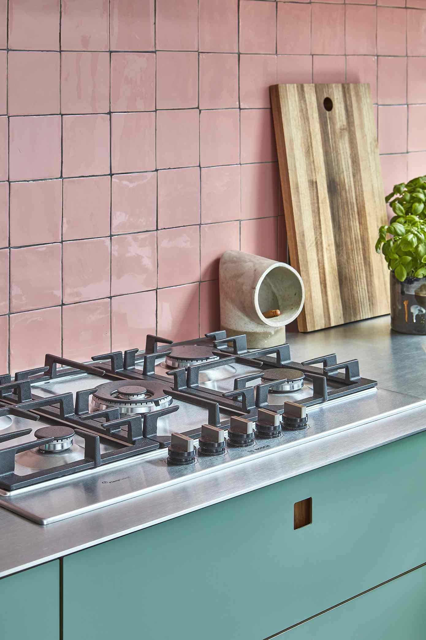 ανοιχτό ροζ πλακάκι backsplash κουζίνας και πράσινα ντουλάπια μέντας