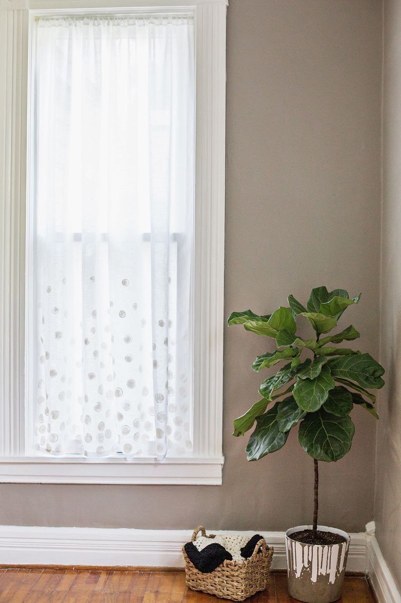 Λευκές DIY κουρτίνες με τελείες