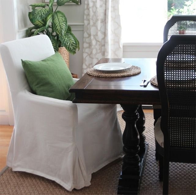 Μια τραπεζαρία με DIY stenciled κουρτίνες