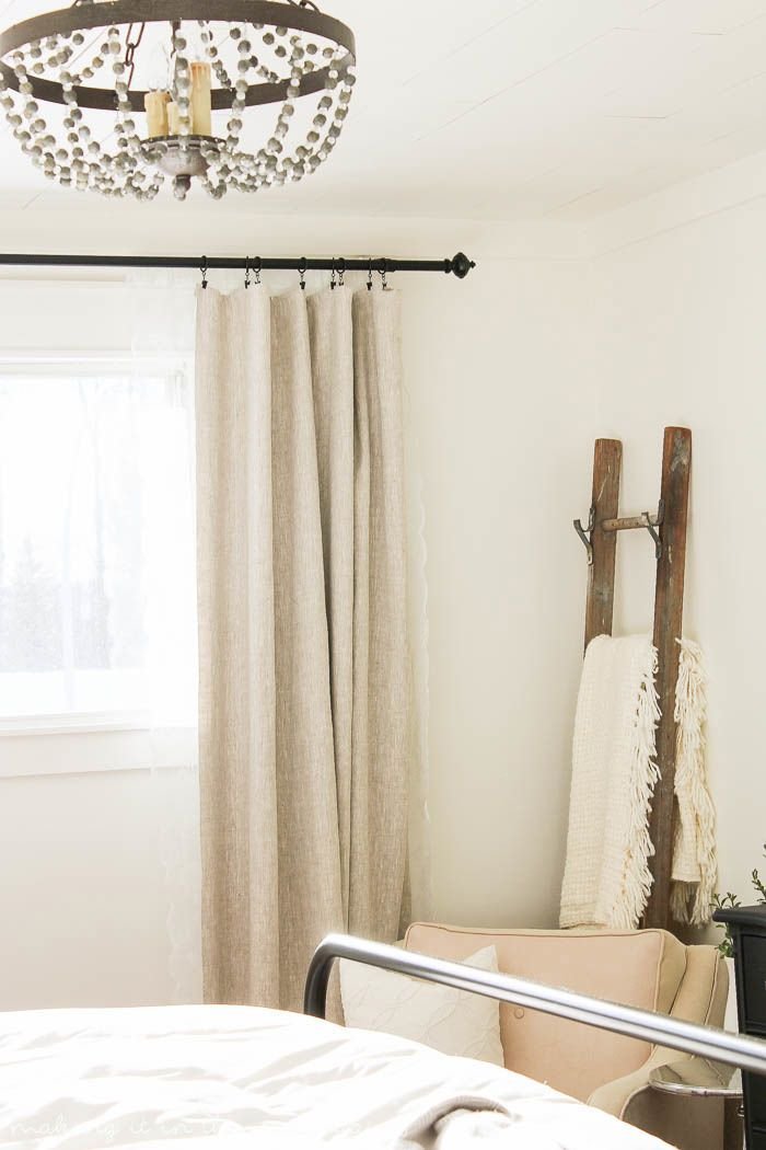 Προσαρμοσμένες κουρτίνες με επένδυση DIY σε μια κρεβατοκάμαρα