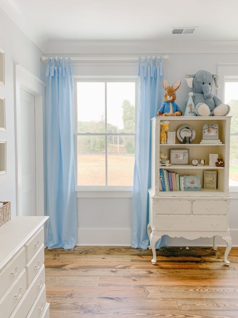 Μπλε κουρτίνες DIY με γραβάτα σε παιδικό δωμάτιο