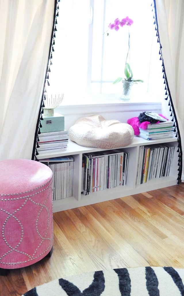 Μαύρα κρόσσια στολισμένα σε μια κουρτίνα DIY