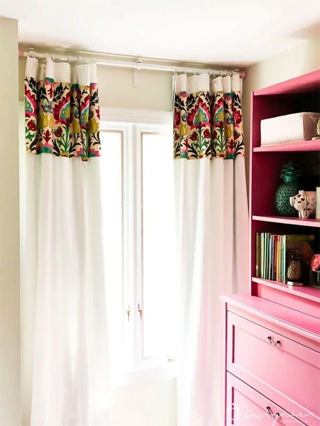 Λευκές DIY κουρτίνες με λουλουδάτο ύφασμα