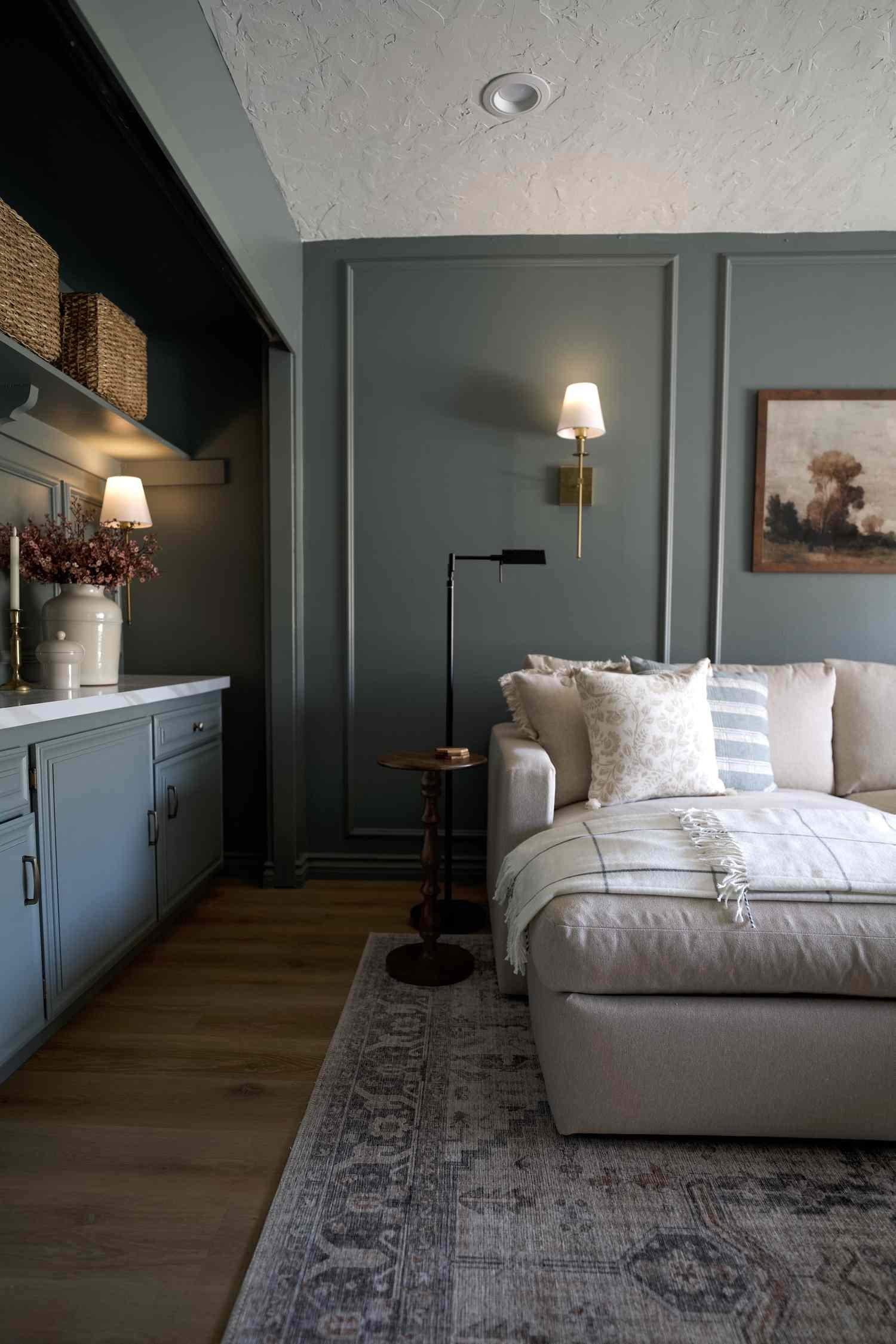 Kristen McGowan layered lighting hack χρησιμοποιώντας απλίκες τοίχου που λειτουργούν με μπαταρία.