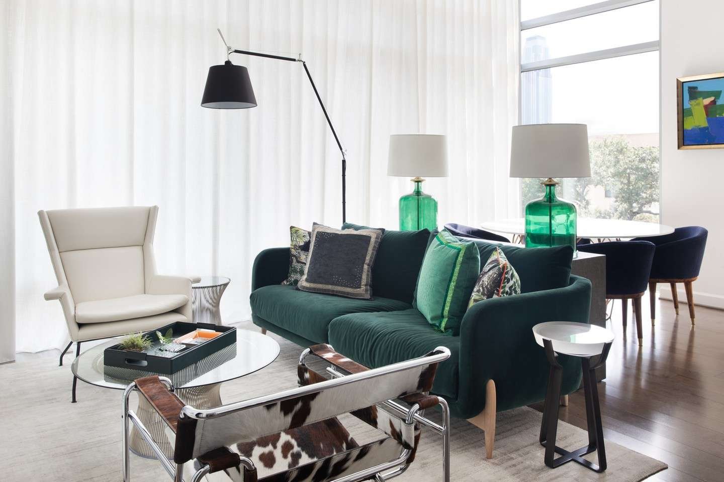 emerald green couch with matching table lamp decor